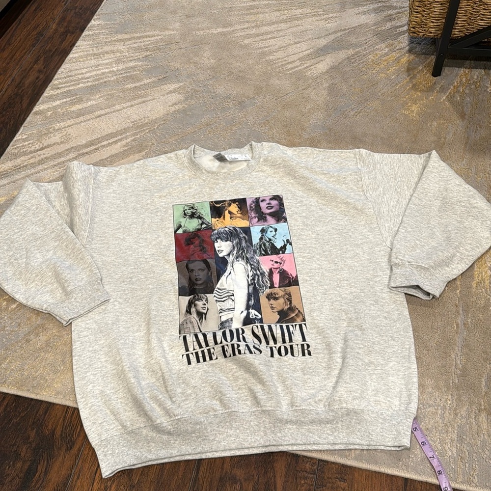 Gildan × Streetwear Taylor Swift The Eras Tour Grey Graphic Sweatshirt Size XL